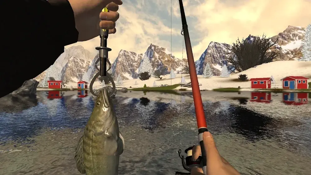 Professional Fishing: gefangener Fisch am Lippengreifer, dahinter Berge und rote Hütten am See